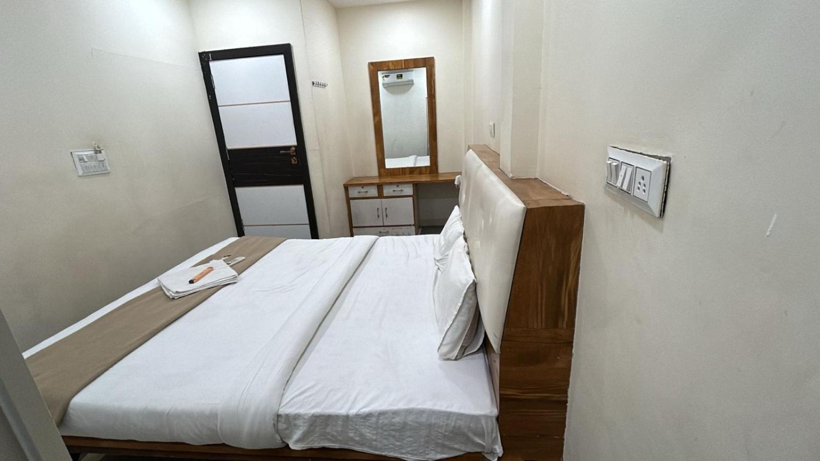 אויאיין Hotel Empire מראה חיצוני תמונה