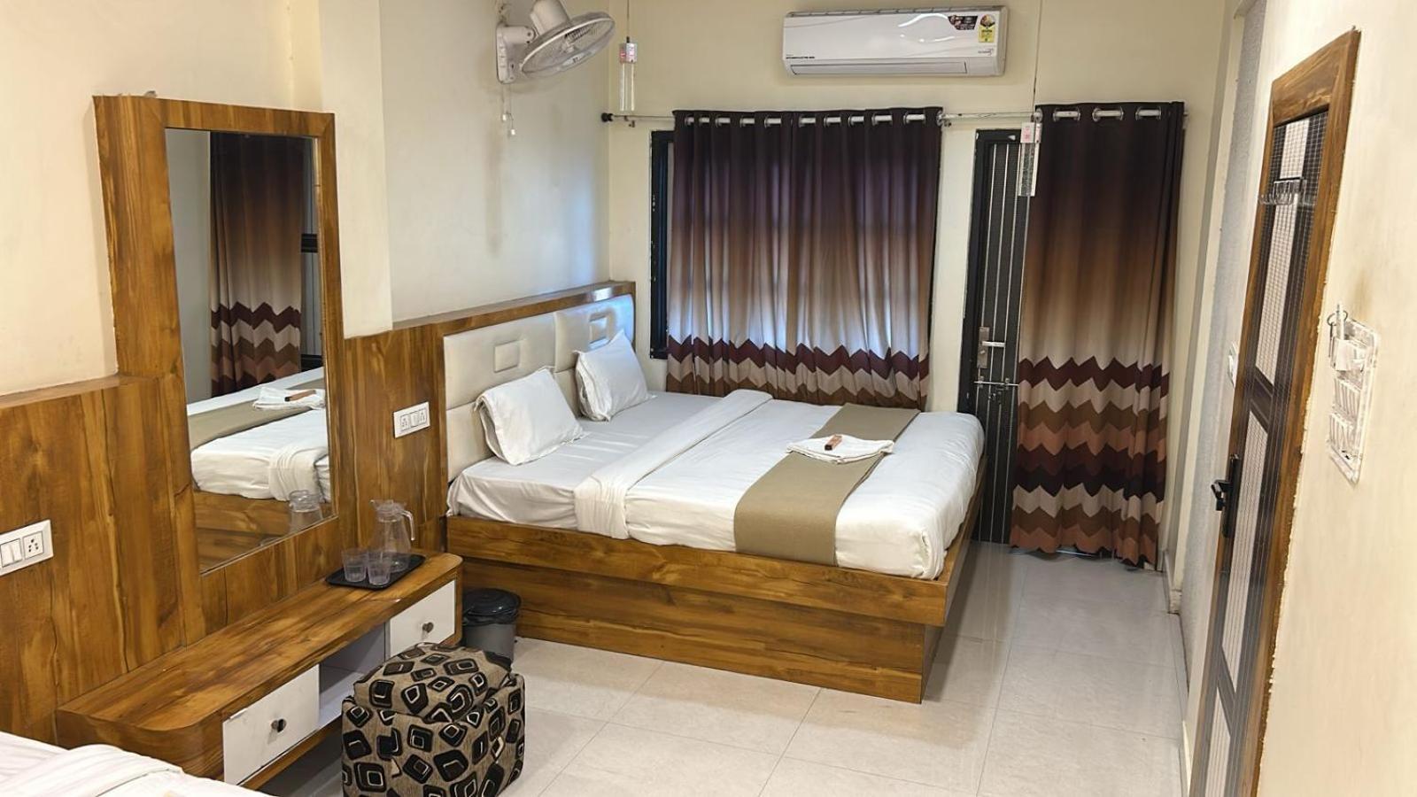 אויאיין Hotel Empire מראה חיצוני תמונה